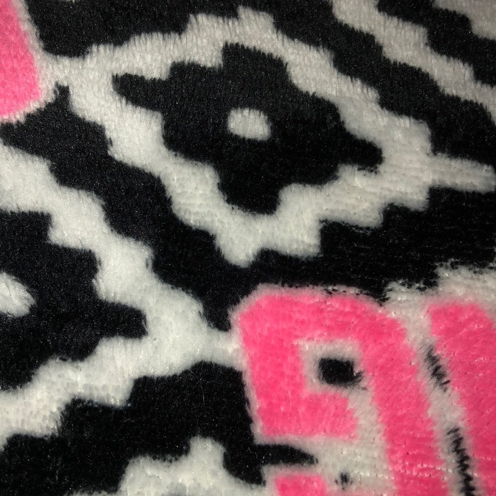 Pink blanket with patterns - Picture 2 of 3